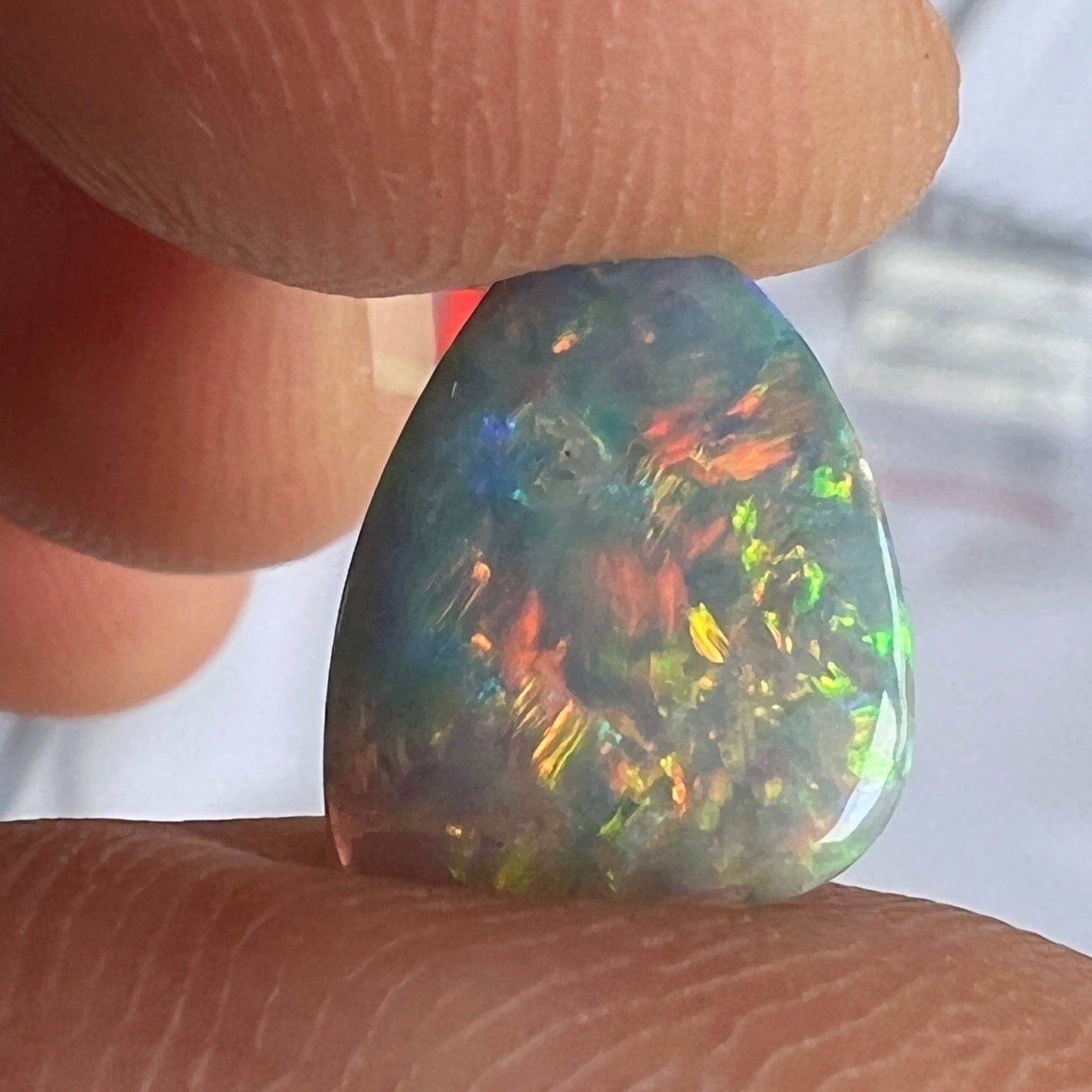 Stunning little gemstone from Mintabie, displaying all the colours.