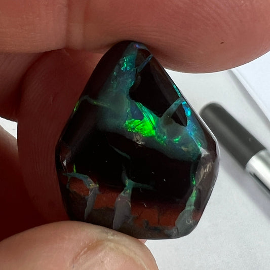 Beautiful polish and colours on this unique piece of Winton boulder opal.