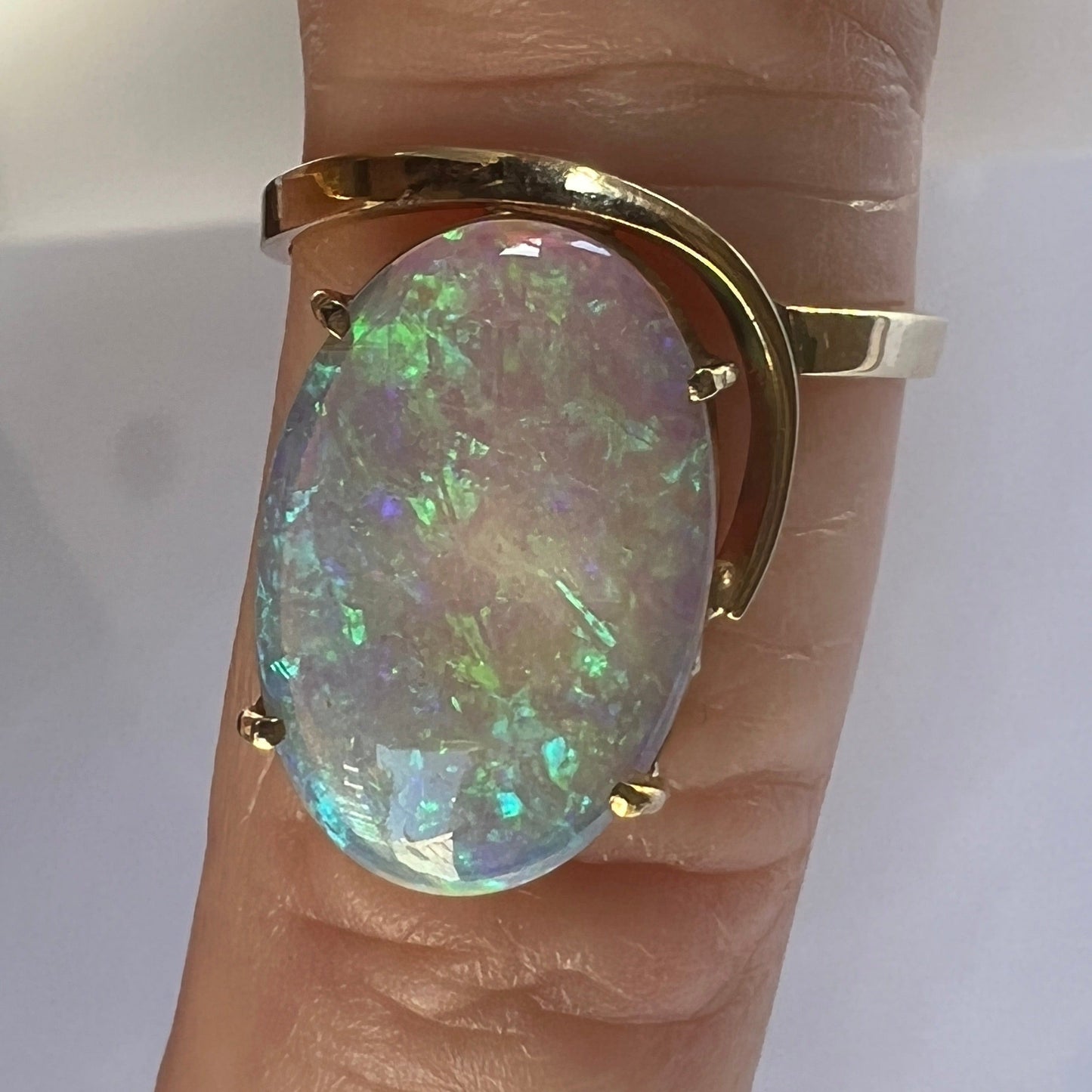 Perfect design in this 14ct gold ring with a magnificent cut Coober Pedy crystal opal.